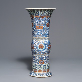 Un vase de forme gu en porcelaine de Chine bleu et blanc surdécorée, Kangxi