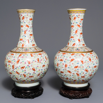 Une paire de vases en porcelaine de Chine famille rose à décor de '100 chauve-souris', marque et époque de Guangxu