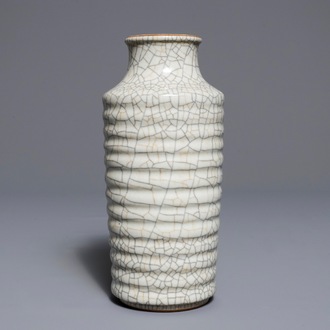 A Chinese ge-type crackle-glazed vase, 19/20th C.