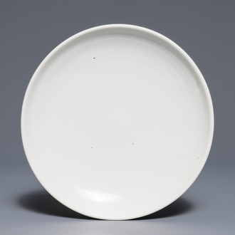 Un plat en porcelaine blanc de Chine de Dehua, Ming