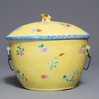 Un bol couvert en porcelaine de Chine famille rose sur fond jaune sgraffiato, 19/20ème