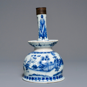 Un grand bougeoir en porcelaine de Chine bleu et blanc à monture en bronze, époque Transition