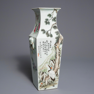 Un vase de forme carré en porcelaine de Chine qianjiang cai, marque du Jiangxi Porcelain Company, début du 20ème