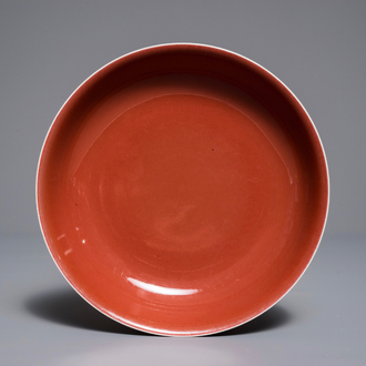 Une assiette en porcelaine de Chine rouge monochrome, marque de Qianlong, 19/20ème
