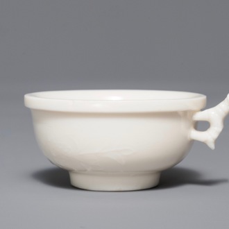 Un bol à décor appliqué en porcelaine blanc de Chine de Dehua, Kangxi