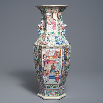 Un vase de forme hexagonale en porcelaine de Chine famille rose, 19/20ème