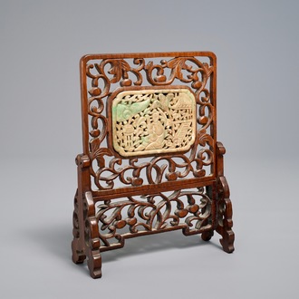 Een klein Chinees houten tafelscherm met jade plaquette, 19/20e eeuw