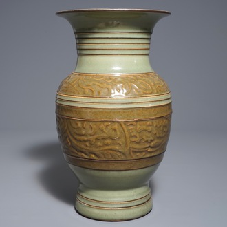 Een Chinese archaïstische celadon vaas met reliëfdecor, 19e eeuw