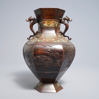 Een Japanse bronzen champlevé vaas met landschapsdecor, reliëfmerk, 19e eeuw