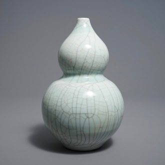 Un vase de forme double gourde en porcelaine de Chine de type ge, 19/20ème