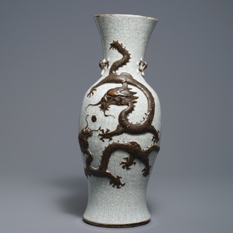 Een Chinese Nanking craquelé vaas met reliëfdecor van draken, 19e eeuw