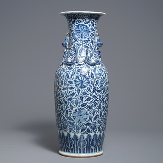 Un vase en porcelaine de Chine bleu et blanc aux rinceaux de lotus, 19ème