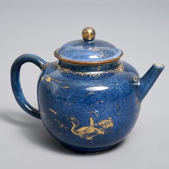Une théière couverte en porcelaine de Chine bleu poudré et doré, Kangxi