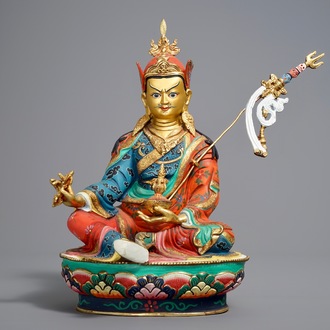 Een Sino-Tibetaans verguld en polychroom bronzen beeld van Padmasambhava, 20e eeuw