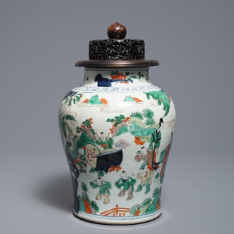 Un vase en porcelaine de Chine wucai à décor de garçons jouants, époque Transition