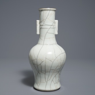 Un vase à flèches en porcelaine de Chine de type ge, 18ème