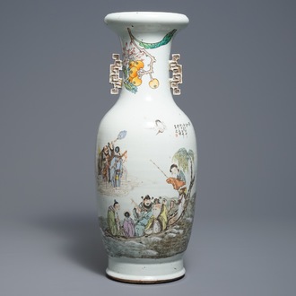 Un vase en porcelaine de Chine qianjiang cai à décor d'Immortels, 19/20ème