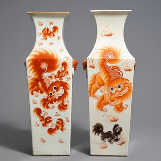 Deux vases de forme carré en porcelaine de Chine qianjiang cai, 19/20ème