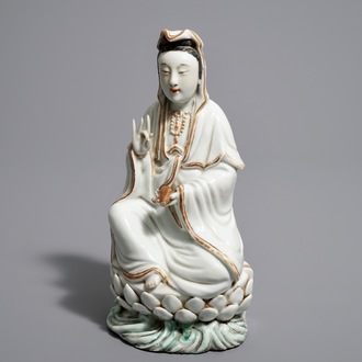 Un modèle de Guanyin assis sur un trône de lotus en porcelaine de Chine, République, 20ème