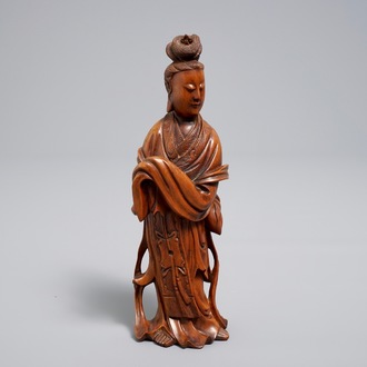 Un modèle de Guanyin debout en bois sculpté, Chine, 19ème