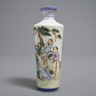Un vase de forme rouleau en porcelaine de Chine famille rose coquille d'oeuf, marque de Qianlong, 20ème