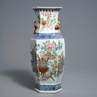 Un vase de forme hexagonale en porcelaine de Chine qianjiang cai, 19/20ème
