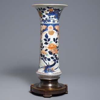 Un vase en porcelaine Imari de Japon monté en bronze, Edo, 17ème