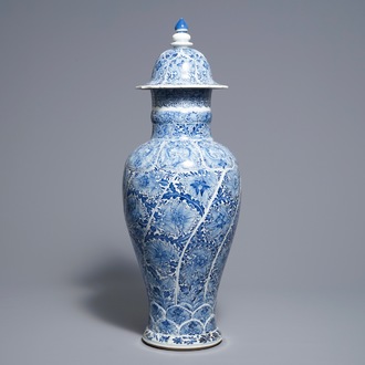 Un vase couvert en porcelaine de Chine bleu et blanc aux rinceaux floraux, Kangxi