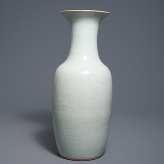 Un vase en porcelaine blanc de Chine à décor incisé, 19ème