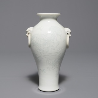 Un vase en porcelaine blanc de Chine de Dehua à décor anhua, Kangxi