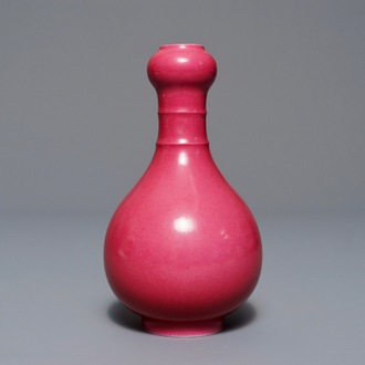 Un vase en porcelaine de Chine rose monochrome, marque de Yongzheng, 19/20ème