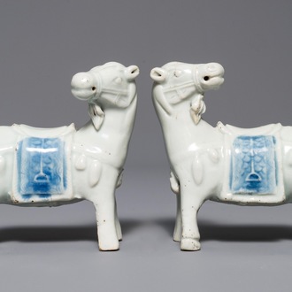 Une paire de modèles de chevaux en porcelaine de Chine bleu et blanc, Qianlong