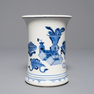 Un pot à pinceaux en porcelaine de Chine bleu et blanc à décor d'antiquités, Kangxi