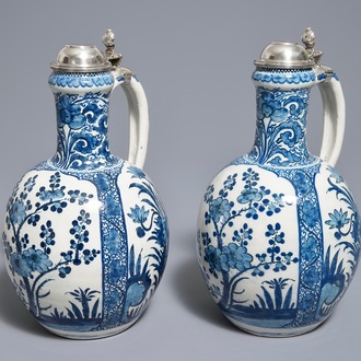 Een paar blauwwitte Delftse kannen in Japanse Arita-stijl met zilveren deksels, ca. 1700