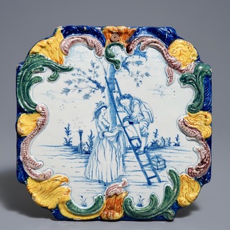 Une plaque en faïence polychrome de Delft à décor de 'La cueillette de cerises', 18ème