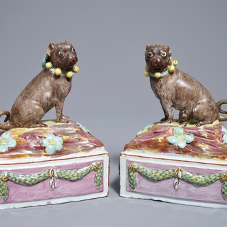 Een paar polychrome Doornikse faïence modellen van mopshonden, 18e eeuw