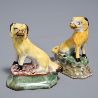 Une paire de miniatures de chiens en faïence polychrome de Delft, 18ème