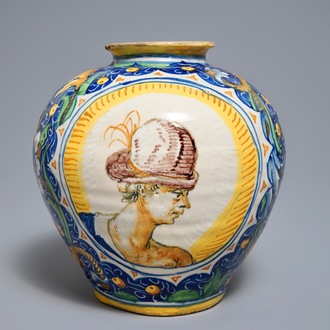 Een apothekerspot of 'vaso a palla' in Italiaanse majolica, Venetië, 2e helft 16e eeuw