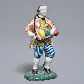Un modèle d'un joueur de vielle en faïence polychrome de Delft, 18ème