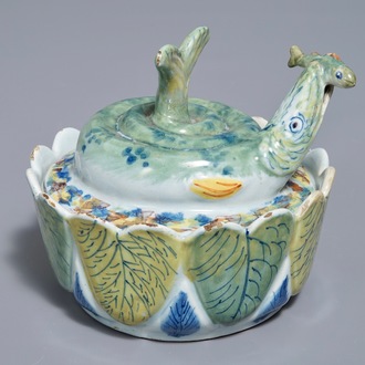 Un beurrier en forme de brochet en faïence polychrome de Delft, 18ème