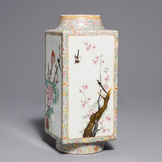 Un vase de forme cong en porcelaine de Chine famille rose, marque de Hongxian, République, 20ème