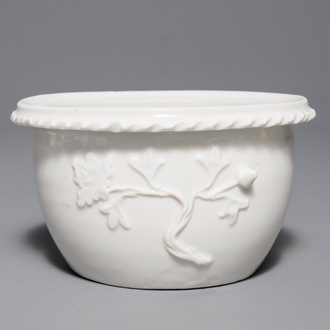 Une jardinière en porcelaine blanc de Chine de Dehua à décor en relief, époque Transition