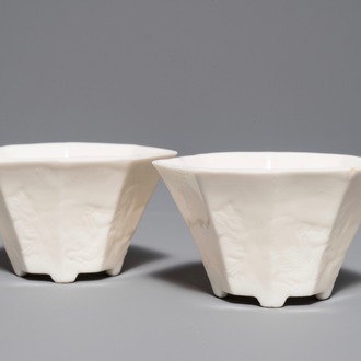 Une paire de coupes octagonaux en porcelaine blanc de Chine de Dehua à décor anhua, époque Transition