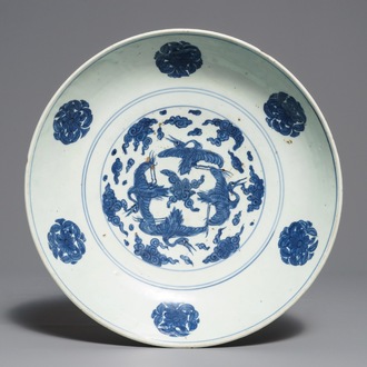 Un plat en porcelaine de Chine bleu et blanc à décor de grues, marque et époque de Jiajing
