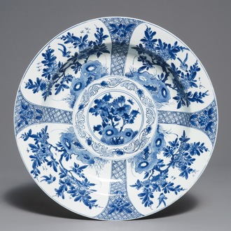 Un plat en porcelaine de Chine bleu et blanc à décor floral, Kangxi