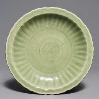 Een Chinese Longquan celadon schotel met onderglazuur decor, Ming