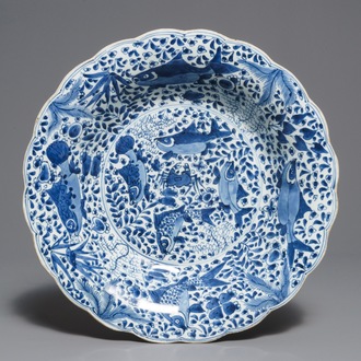 Un plat lobé en porcelaine de Chine bleu et blanc à décor de poissons, Kangxi