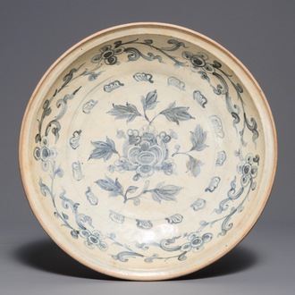 A Vietnamese blue and white 'lotus' dish, 15/16th C.
