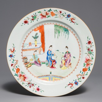 Un plat en porcelaine de Chine famille rose à décor de musiciennes, Qianlong