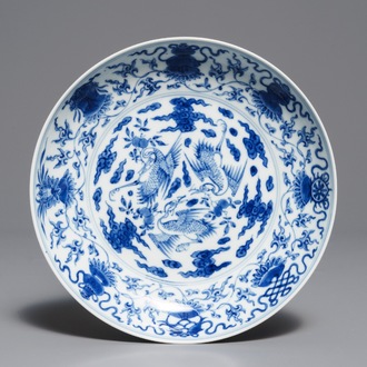 Une coupe en porcelaine de Chine bleu et blanc à décor de grues, marque et époque de Yongzheng